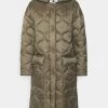 CLOSED Femme QUILTED COAT WITH HOOD Veste D'hiver Dried Basil 2 CLOSED Femme QUILTED COAT WITH HOOD Veste D'hiver Dried Basil -Promos CLOSED Magasin d4ba9adef2644ee69c897bf3ab568a18