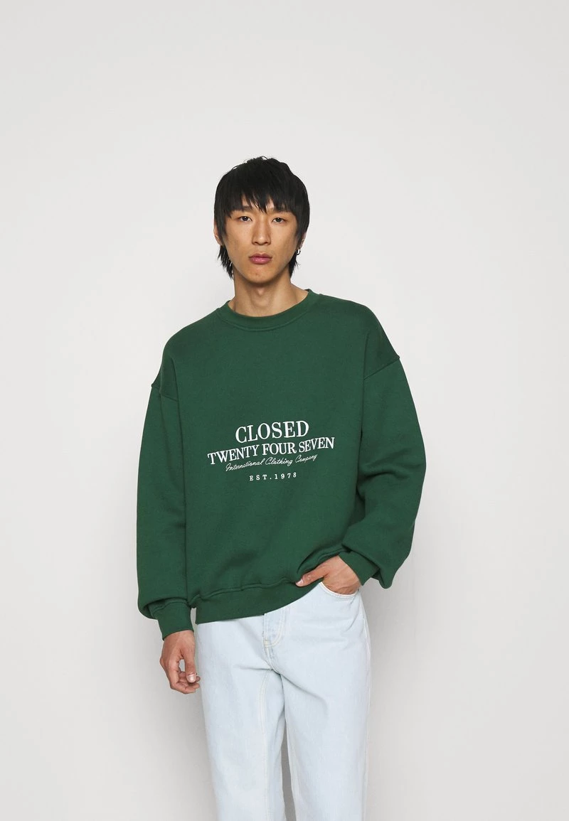 CLOSED Homme CLASSIC EMBROIDERY CREWNECK Sweatshirt Fir Green 3 CLOSED Homme CLASSIC EMBROIDERY CREWNECK Sweatshirt Fir Green