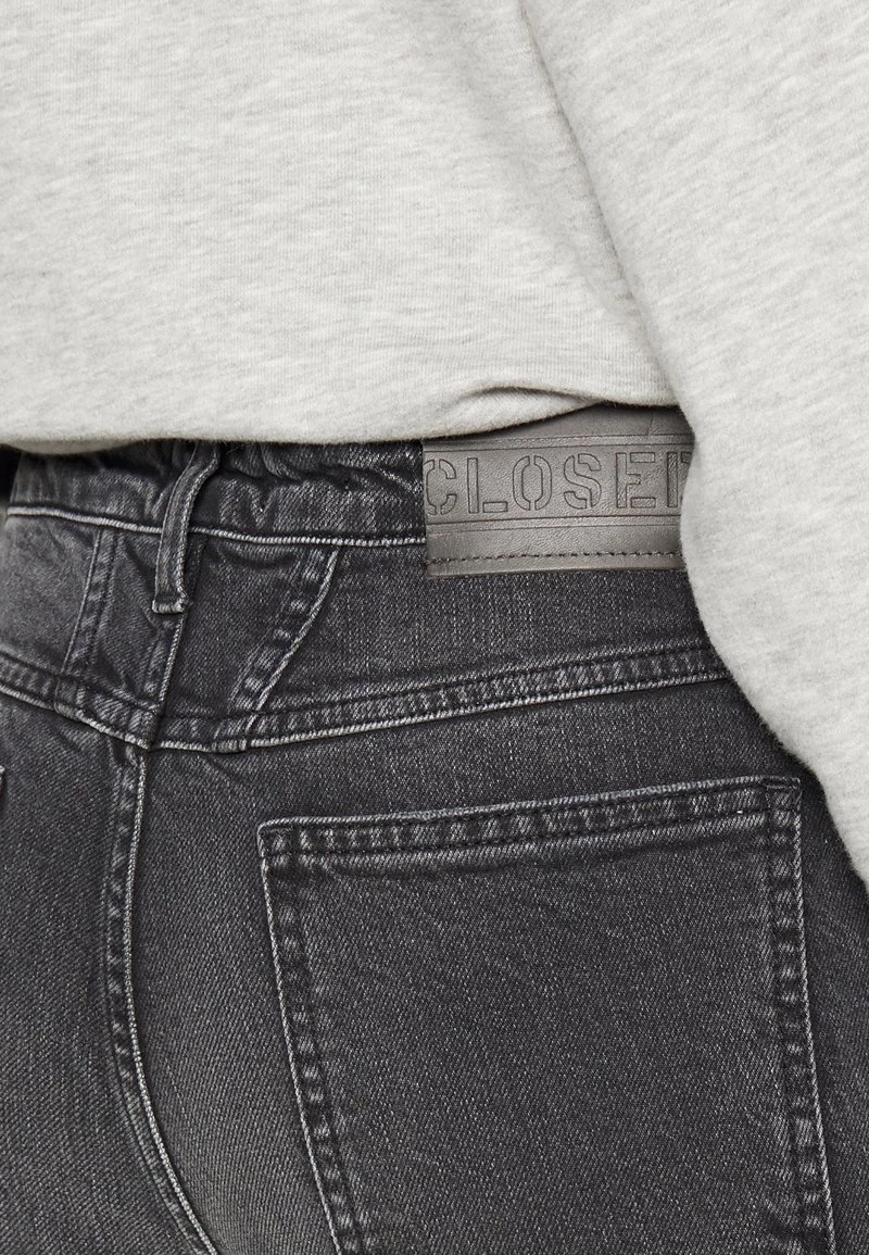 CLOSED Femme RAWLIN Jean Flare Dark Grey 7 CLOSED Femme RAWLIN Jean Flare Dark Grey – Image 5