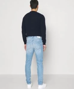 CLOSED COOPER TAPERED Jean Slim Light Blue Homme 11 CLOSED COOPER TAPERED Jean Slim Light Blue Homme -Promos CLOSED Magasin deaa5afc4b7a46d59ef3d167cd0df73e