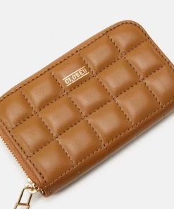 CLOSED PURSE Portefeuille Mustard Femme 9 CLOSED PURSE Portefeuille Mustard Femme -Promos CLOSED Magasin e2a5f8d5343e4c4a83404c35e5ea2756