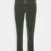 CLOSED PEDAL PUSHER Pantalon Classique Thyme Femme 1 CLOSED PEDAL PUSHER Pantalon Classique Thyme Femme -Promos CLOSED Magasin e7bc90660d374449ad4bf560b6740a9e