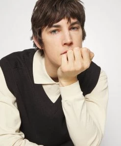 CLOSED TANK TOP Pullover Black Homme 13 CLOSED TANK TOP Pullover Black Homme -Promos CLOSED Magasin e7c38294d2044416aa74dec0aa7046bc