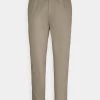 CLOSED PORTO TAPERED Chino Deep Dune Homme 1 CLOSED PORTO TAPERED Chino Deep Dune Homme -Promos CLOSED Magasin e884fee5d78c4b34a189f191b2be96ac