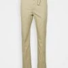 CLOSED ATELIER Chino Grey Olive Homme 1 CLOSED ATELIER Chino Grey Olive Homme -Promos CLOSED Magasin e8b593e541284d58b87139d2a01a3c40