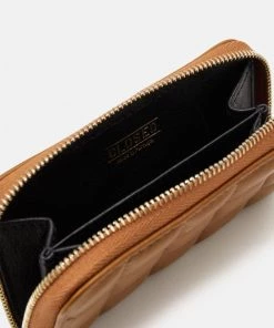 CLOSED PURSE Portefeuille Mustard Femme 8 CLOSED PURSE Portefeuille Mustard Femme -Promos CLOSED Magasin e9fe24b3f3ef4b879b5a91593edf4e8a