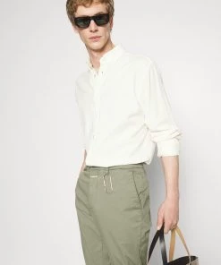 CLOSED ATELIER TAPERED Chino Dried Basil Homme 11 CLOSED ATELIER TAPERED Chino Dried Basil Homme -Promos CLOSED Magasin ea3f67fbd56746e4b4ae026a3372a16c