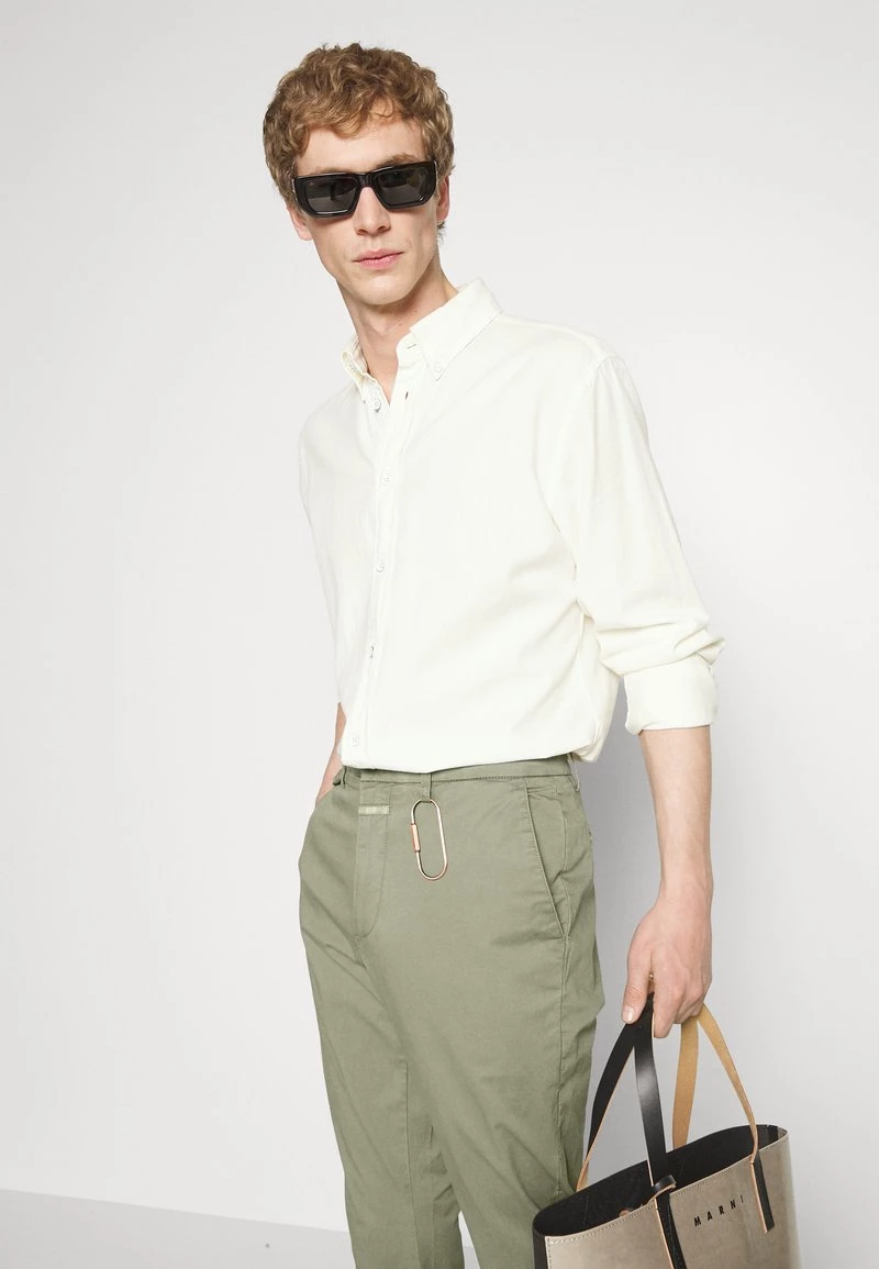 CLOSED ATELIER TAPERED Chino Dried Basil Homme 6 CLOSED ATELIER TAPERED Chino Dried Basil Homme – Image 4