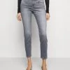 CLOSED BAKER Jean Slim Mid Grey Femme 2 CLOSED BAKER Jean Slim Mid Grey Femme -Promos CLOSED Magasin ee24bd3e60f248b2b164cf989948002e