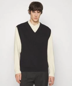 CLOSED TANK TOP Pullover Black Homme 12 CLOSED TANK TOP Pullover Black Homme -Promos CLOSED Magasin ee511810f67042dd9034929b09519eea