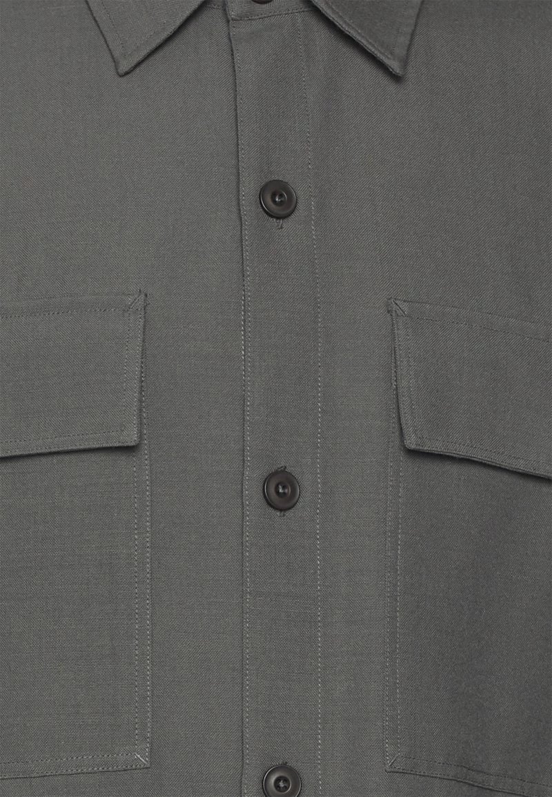 CLOSED UTLITIY LONGSLEEVE Chemise Dark Nickel Homme 5 CLOSED UTLITIY LONGSLEEVE Chemise Dark Nickel Homme – Image 3