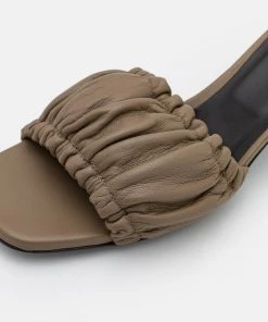 CLOSED MULE Mules à Talons Burlywood Femme 15 CLOSED MULE Mules à Talons Burlywood Femme -Promos CLOSED Magasin f5f9f0b7c1d84682a35c486606225ff4