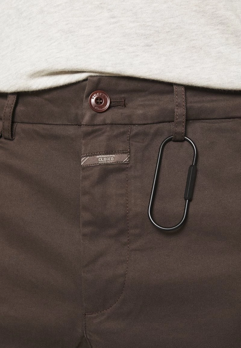 CLOSED ATELIER TAPERED Chino Dark Lava Homme 8 CLOSED ATELIER TAPERED Chino Dark Lava Homme – Image 6