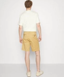 CLOSED Homme CLASSIC Short Honey Mustard 10 CLOSED Homme CLASSIC Short Honey Mustard -Promos CLOSED Magasin f9fa7540ec084a22911b68f5cada7eb3