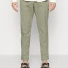 CLOSED ATELIER TAPERED Chino Dried Basil Homme 2 CLOSED ATELIER TAPERED Chino Dried Basil Homme -Promos CLOSED Magasin fc0cdccef9c946c3aa69eaec053e7407