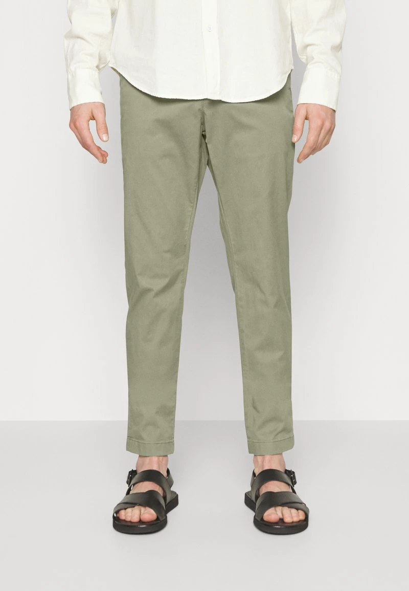 CLOSED ATELIER TAPERED Chino Dried Basil Homme 3 CLOSED ATELIER TAPERED Chino Dried Basil Homme